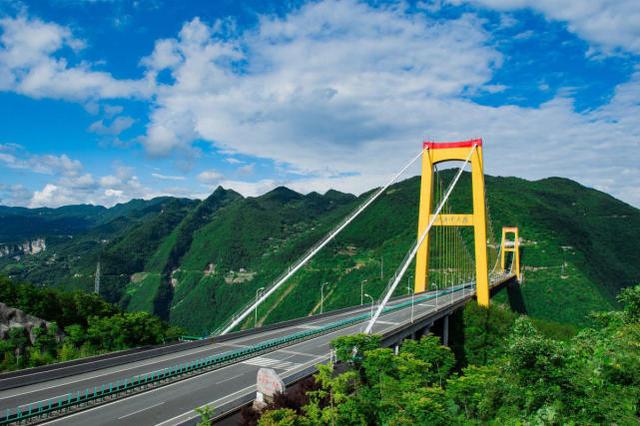 四渡河大桥是沪渝高速控制性桥梁,它因为建设难度之大,桥面高度落差大