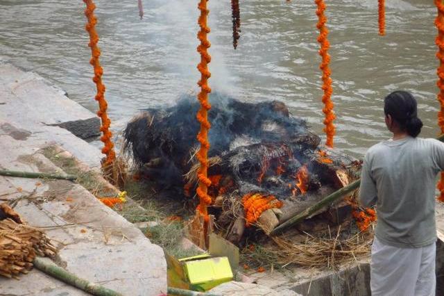 网上印度烧尸照片满天飞,一大半是假的