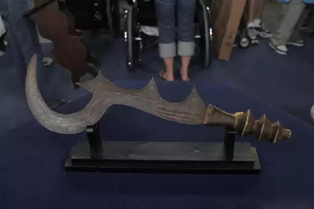 非洲一种怪异行刑刀,十分凶残,犯人见到吓得腿抖,大小便失禁