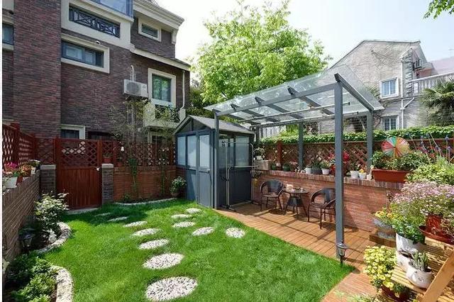 不热的季节在这花园里坐下聊天休息,也是一大享受