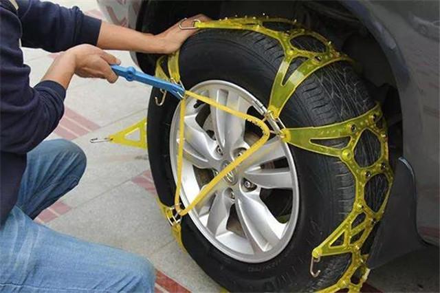 对轮胎伤害小,安装也相对比较简单,缺点就是贵,比牛筋防滑链还要贵