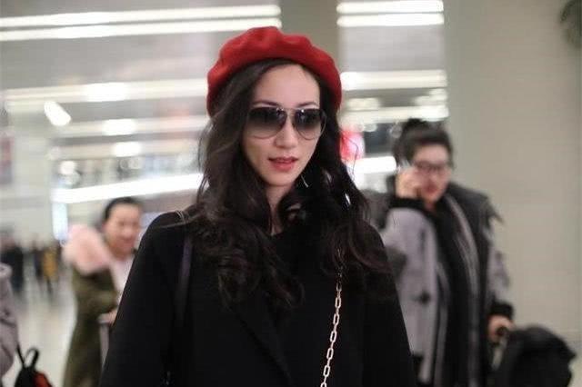 韩雪现身机场,黑色大衣搭配过膝袜 网友:我都不