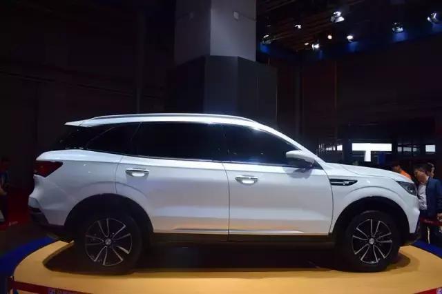 内饰方面,t500运用了黑白双色,而且这次采用了大尺寸的全景天窗,13