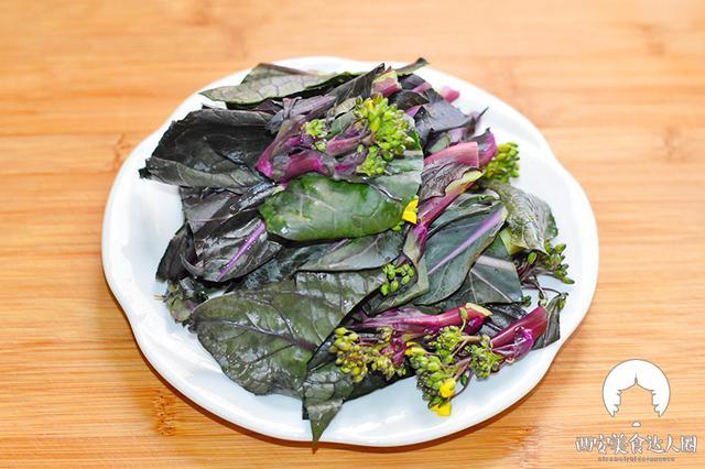 2,紫菜苔洗净切段备用(我只用了紫菜苔的叶子跟尖,梗部我单独清炒了)