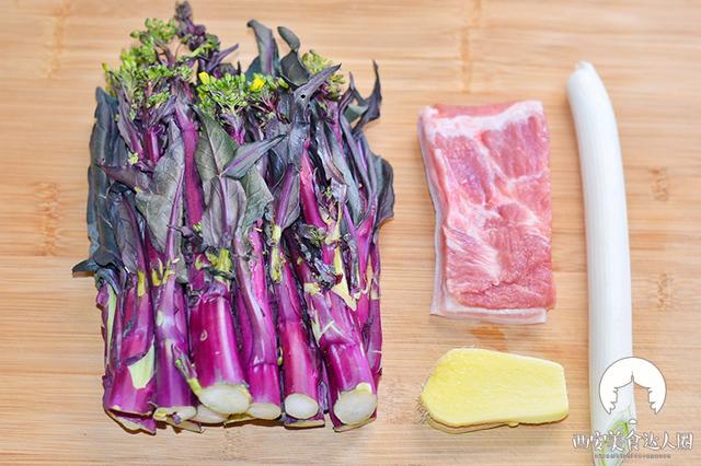 食材准备:紫菜苔,五花肉,姜,葱