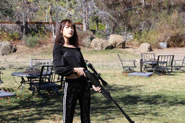 徐娇带枪自拍,网友:我有八倍镜,你有98k吗