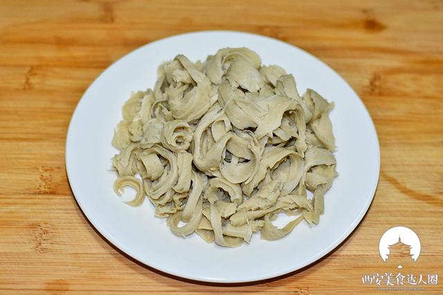 第一次把面筋炒着吃,味道简直绝了,吃一次就上瘾