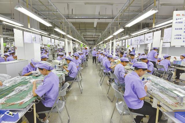 在电子厂上班,如12月我做完了,工资要到下个月15发,我1月几号自离还有