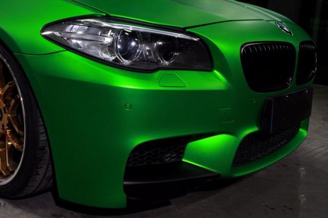 宝马5系宝强绿改色贴膜加装m5大包围效果图