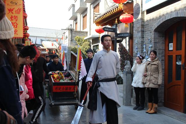 年度最尴尬景区!载整车年货押镖展演竟被误认为送福利,5秒抢空