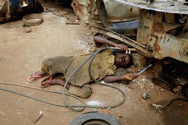 这些现实生活中的"奴隶",被残酷的剥削,没有任何尊严可言.