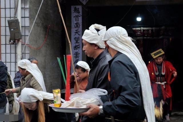 老母亲去世,儿子请来几十辆豪车送葬,父亲却砸车和他断绝关系