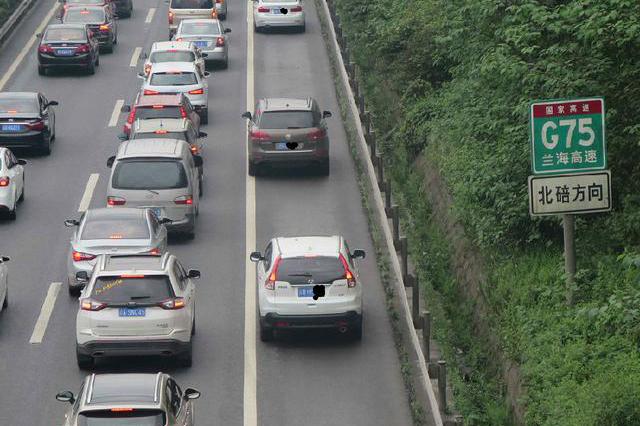 交警隐蔽拍摄违章获网友点赞占用应急车道为何如此招人厌