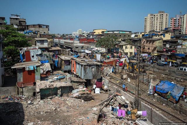 孟买开发贫民窟住宿:与垃圾堆仅隔一墙,臭气弥漫一晚近200元