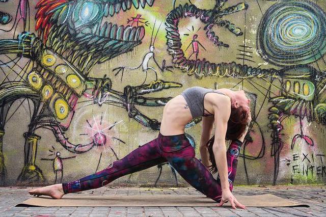 奇幻世界里的蛇美人,身姿妖娆做着这7套瑜伽动作