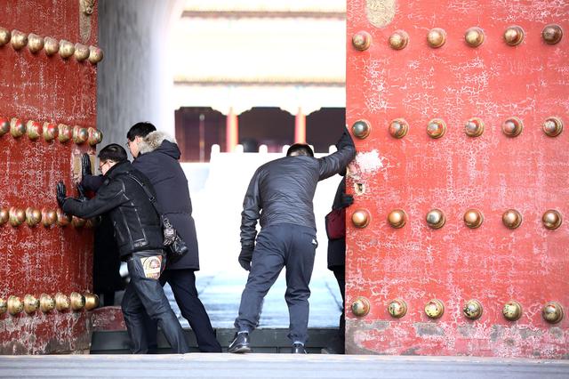 开故宫大门最基本的动作是"推门",就是手掌需要平放在大门的正面推