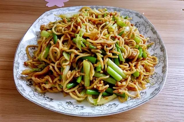 十分钟就能搞定的午餐——蒜苔肉丝炒面!