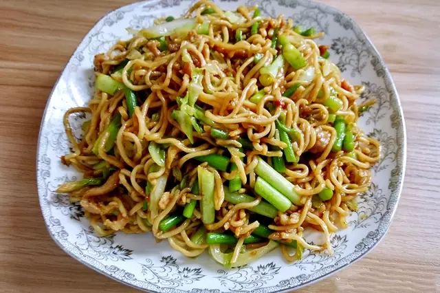 十分钟就能搞定的午餐——蒜苔肉丝炒面!