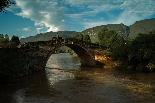 4米,宽5米,石柱石板护栏,拱顶上有石雕鳖头,雄视黑惠江上游.