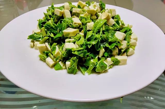 春天里不可错过的一道美食——香椿拌豆腐!