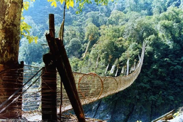 它是当之无愧的"艳遇之都",游人扎堆,晚上禁止人离开