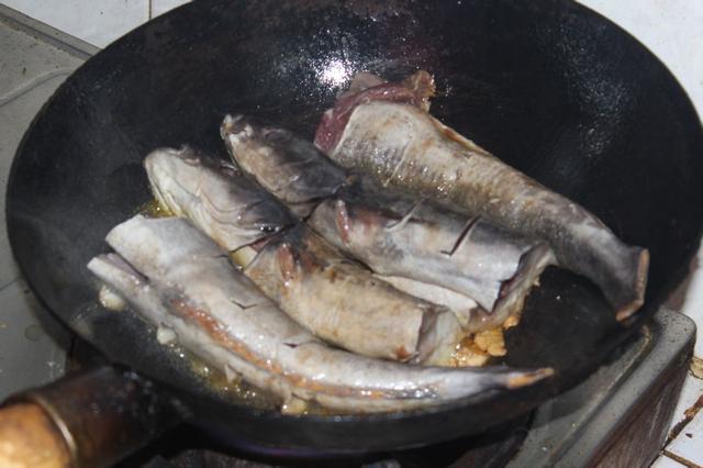 在花刀口撒上盐,鱼切成段,倒入酱油,醋抓匀腌制15分钟.