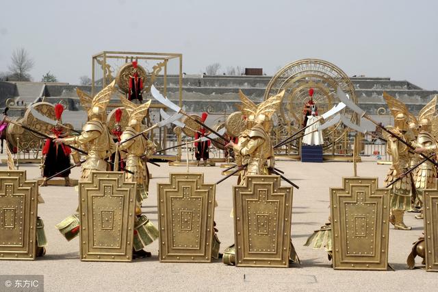 守一,内侍高力士,果毅李守德等亲信十多人,先杀左,右羽林大将军常元楷