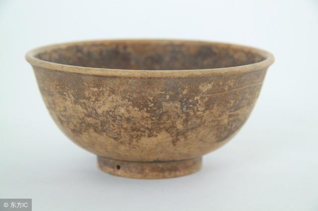 年过古稀老太拄拐杖讨吃,女儿嫌弃儿媳招待,一看破碗福报来了