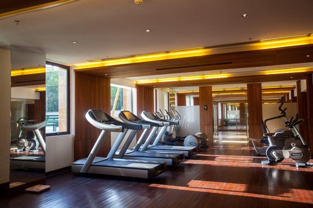 在房间的阳台上听了一会涛声后,我和老妈去酒店里转了一圈,健身房