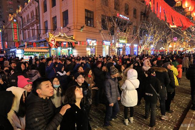 哈尔滨中央大街 元宵夜晚密密麻麻都是人
