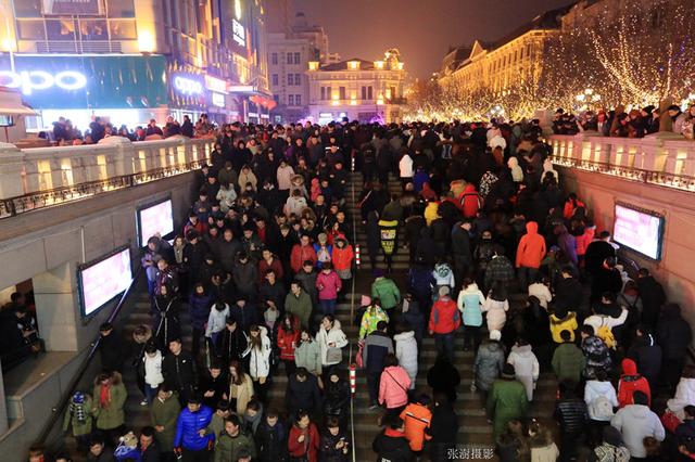 哈尔滨中央大街 元宵夜晚密密麻麻都是人