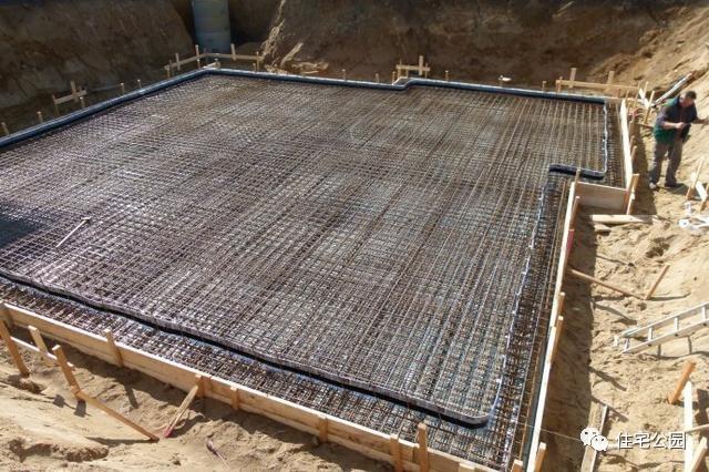 钢筋绑扎完成后,浇筑混凝土形成基础底板.