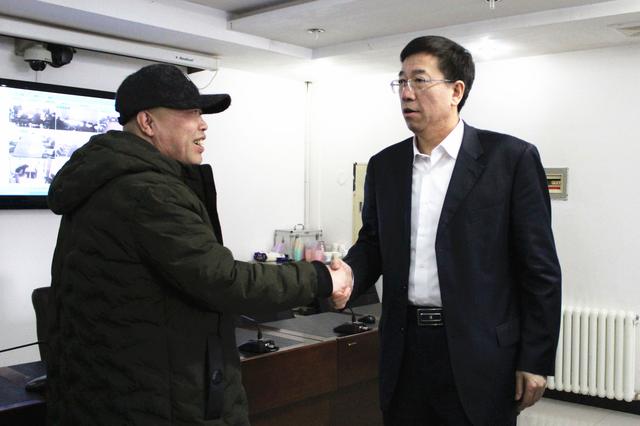 抚顺市市长杨维到市信访局接待信访人