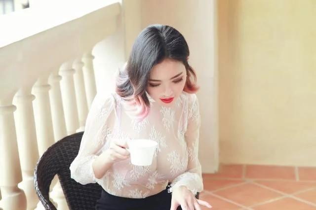 潘春春化身美女老师秀魔鬼身材 网友:我想做你的学生