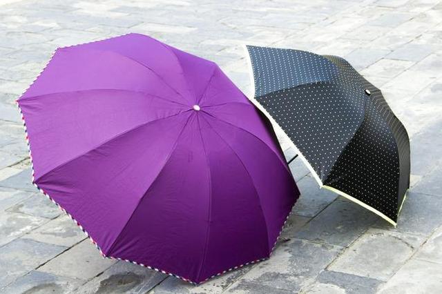 儿子拿出零花钱买几把伞,下雨时出租给同学救急,竟能赚来生活费