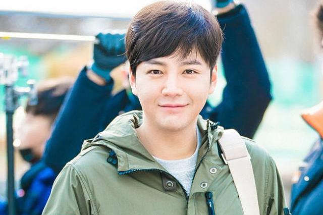 张根硕帅气回归,剪了短发就像换了一个人,清爽干练男人味十足