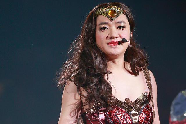 王祖蓝演唱会大扮女装造型,观众直呼辣眼睛!网友:李亚男不管嘛