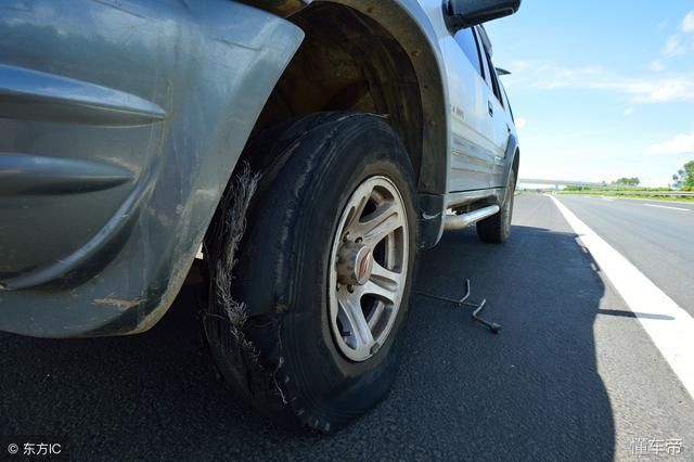 在高速公路上飞奔突然爆胎的情况下,要怎样做才能保命呢!