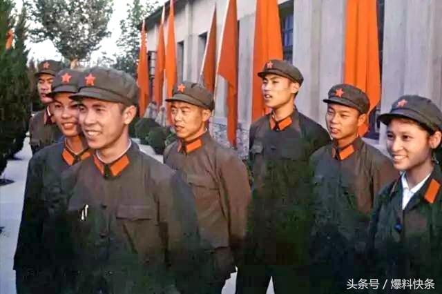 这些七八十年代的"三点红"解放军老影像,看过的老兵都哭了