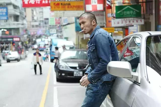 电影讲述香港警察李沧东(张家辉 饰)为了破案,请小混混细鬼(谢霆锋 饰