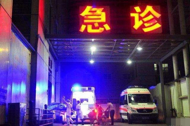 老公出差女儿半夜高烧急诊,妻子挂号碰见一熟人,第二天欲离婚