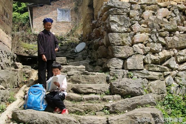 苦命的孩子!万一奶奶哪天不在了,你怎么办啊