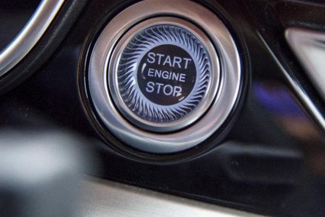 一键启动按钮,跟奔驰的一样,内部带灯,晚上点亮后效果很好.