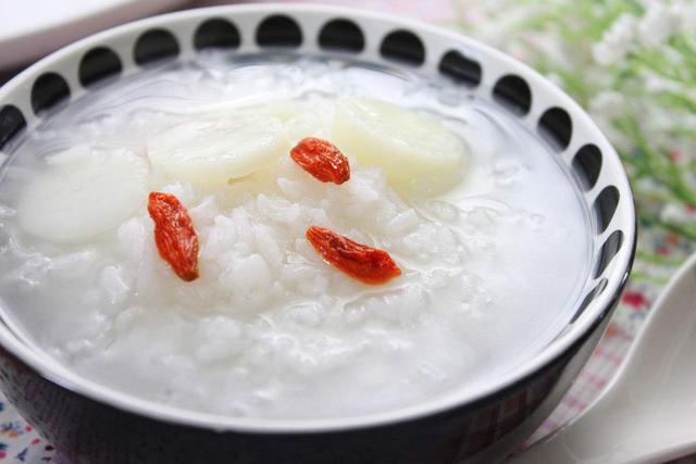 糯米淮山粥食材:糯米30克,(干)淮山15克,白糖适量.