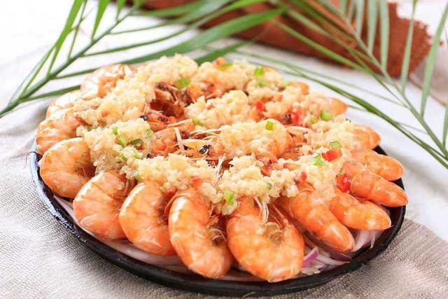 蒜香虾(9)最后加入冰糖,大火收汁,可以尝一下味道,觉得淡可以加少许盐