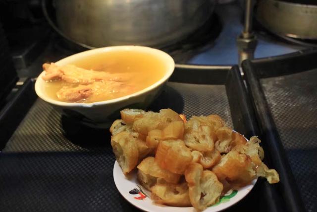 新加坡物价,矿泉水10元一瓶天价,水果却是最便