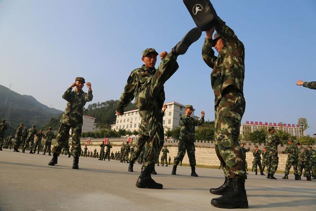 新兵明星喊你出操出操