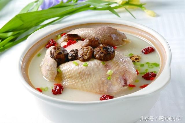 荤汤有鸡汤,骨头汤,肉汤,鱼汤,紫菜蛋花汤,虾米汤等;素汤有豆腐菜汤