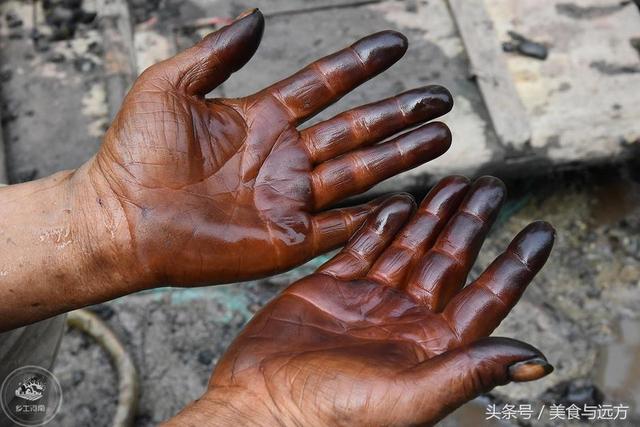 进山摘野果子,遇到一双黑手