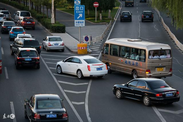 开车时为何都是"让速不让道",老司机:在高速龟速行驶害人不浅